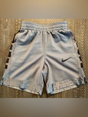 Nike - Boys Size M - Dri-FIT Elite 23
Big Kids' (Boys') Basketball Shorts